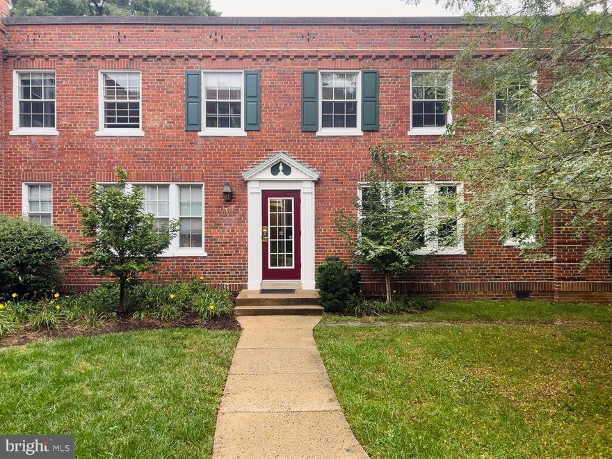 Wow! This is the one you have been waiting for!  Completely renovated  in September of  2023, this over sized one bedroom unit is ideally located in the heart of Colonial Village. You can walk right in front door without having to walk up any  stairs!  Kitchen with all new stainless steel GE appliances  (with one year warranty) , new LVP flooring , under counter lighting,  cabinets galore and   space for a table or additional counter space.  The kitchen even has a window! Gorgeous new tile bathtub surround that reaches to the ceiling.  All new  bathtub, vanity, mirror, lighting ,toilet and ceramic tile floor in Bathroom.  Generous closet space in Bedroom and Hallway.   Serene views of courtyard and lush landscaping from the wall of windows in the "oh so generous" Living/Dining area. Newly  carpeted and freshly painted throughout .  Extra storage and laundry is conveniently located  next door at 1801 Key Blvd.
With a Walkability score of 88 in addition to being located   near two Metro stops  and a block  from the Bus stop, you won't even need a car!  Pack your toothbrush.  This one has it all!