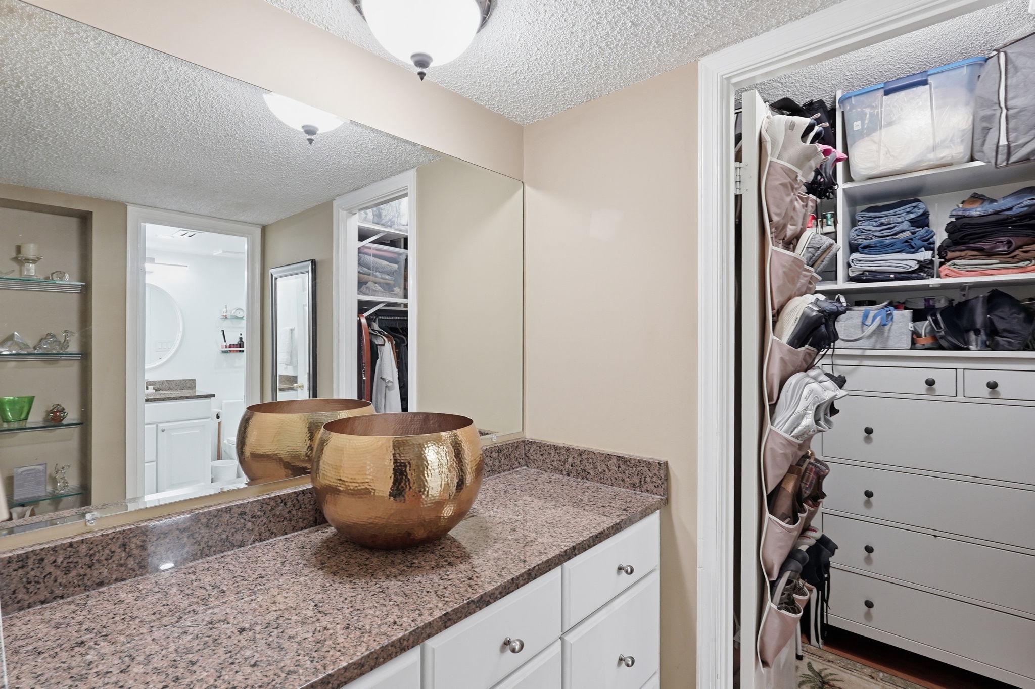 LAKESIDE PLAZA - Residential