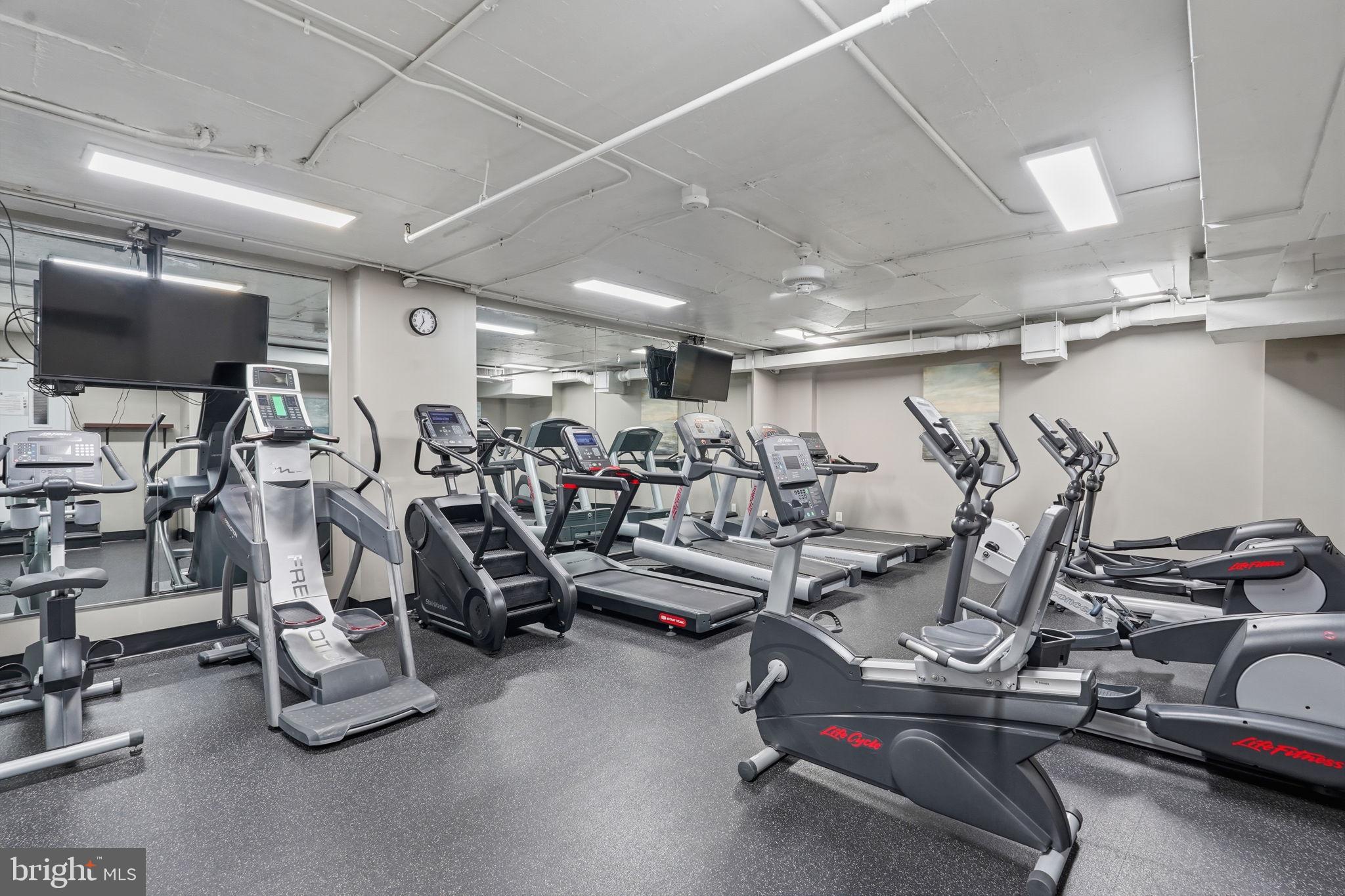 LAKESIDE PLAZA - Residential