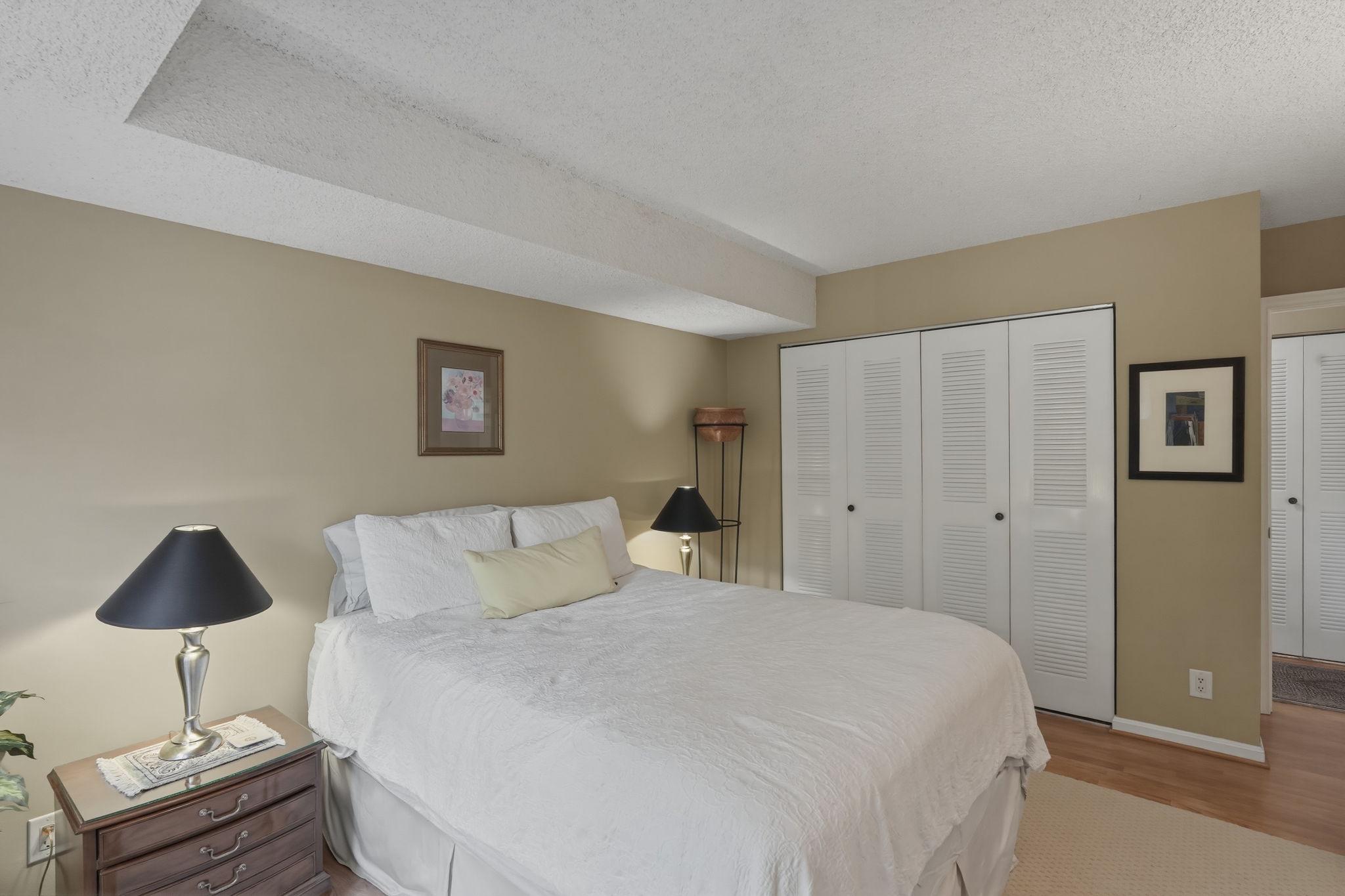 LAKESIDE PLAZA - Residential