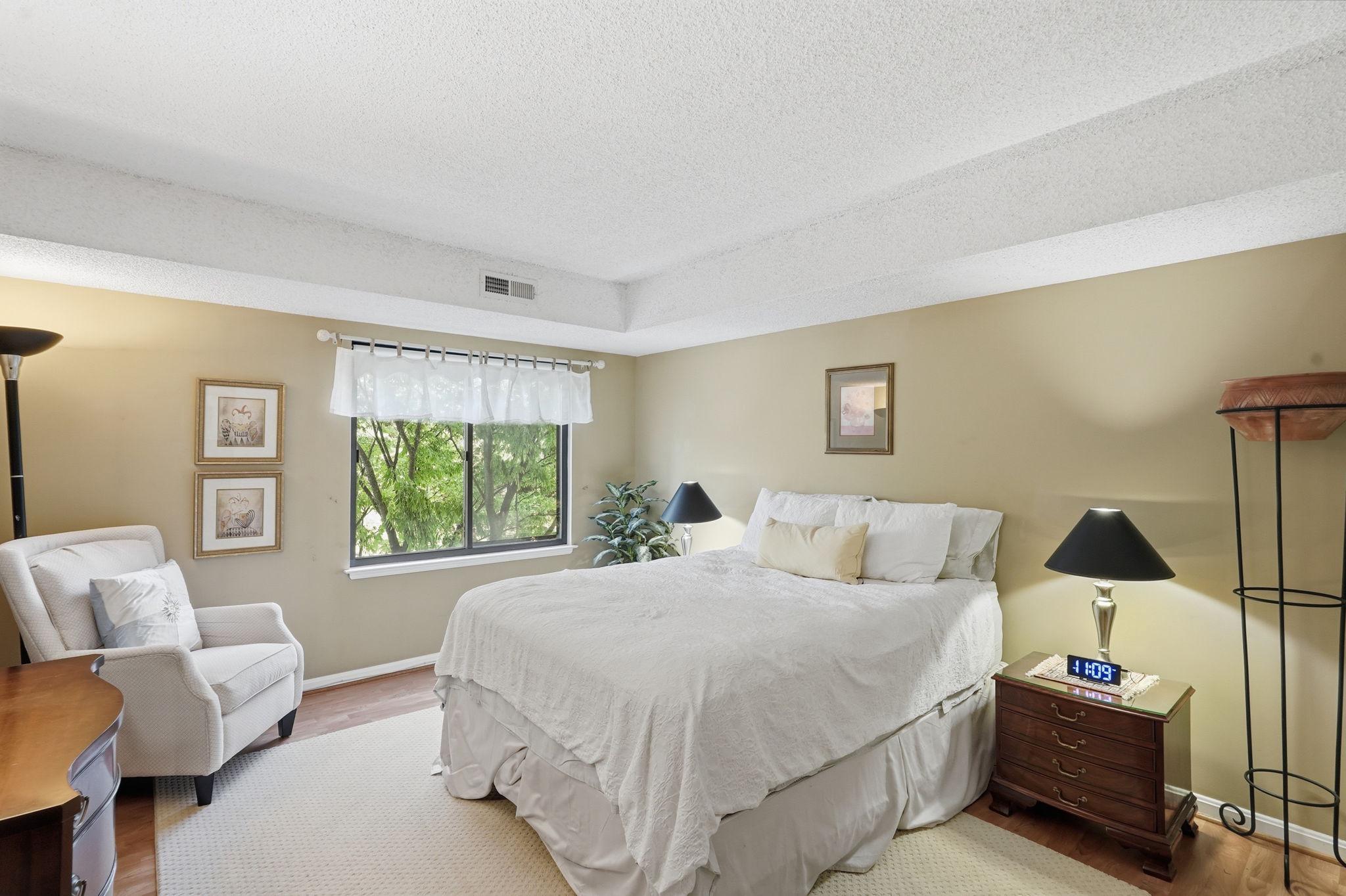 LAKESIDE PLAZA - Residential