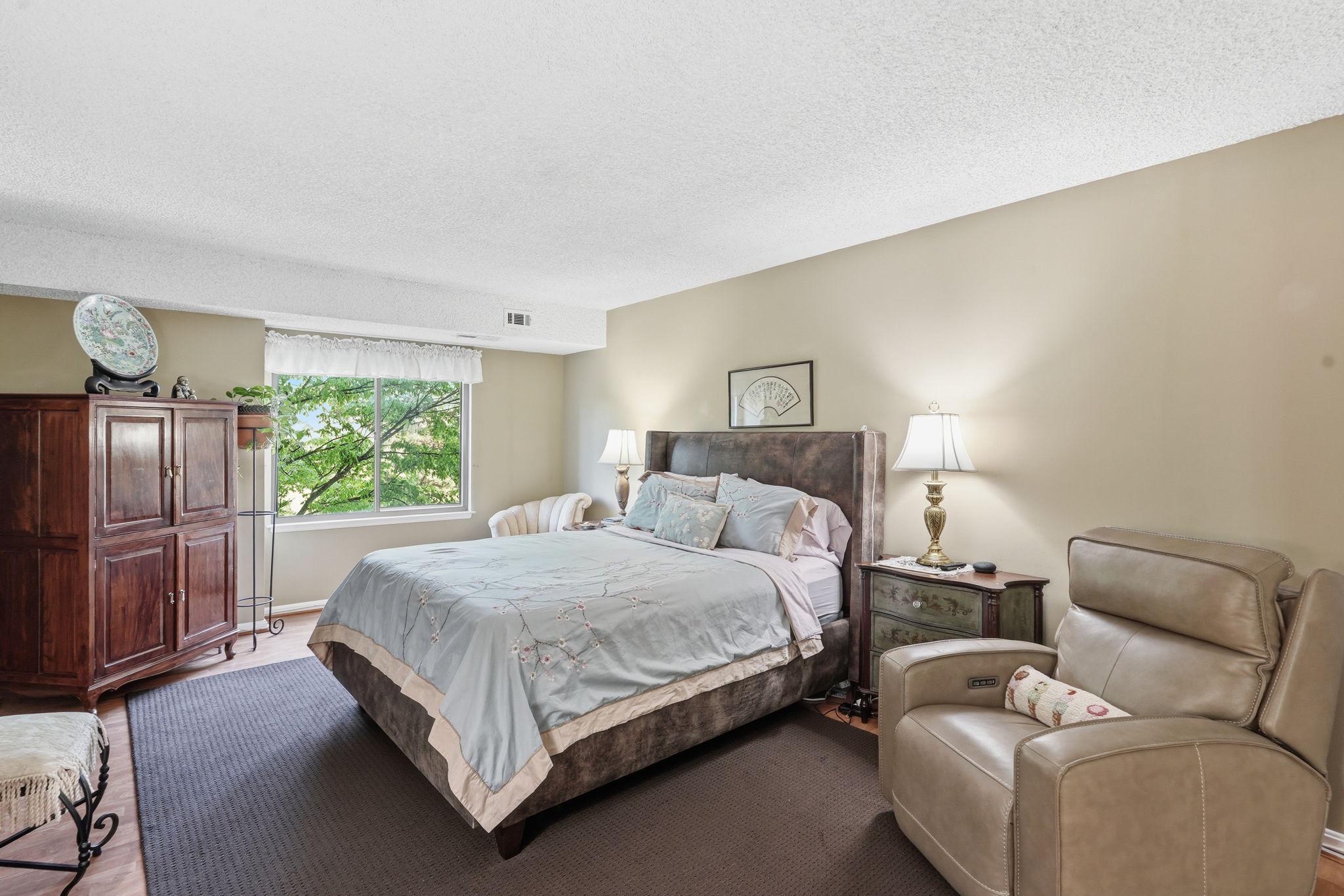 LAKESIDE PLAZA - Residential