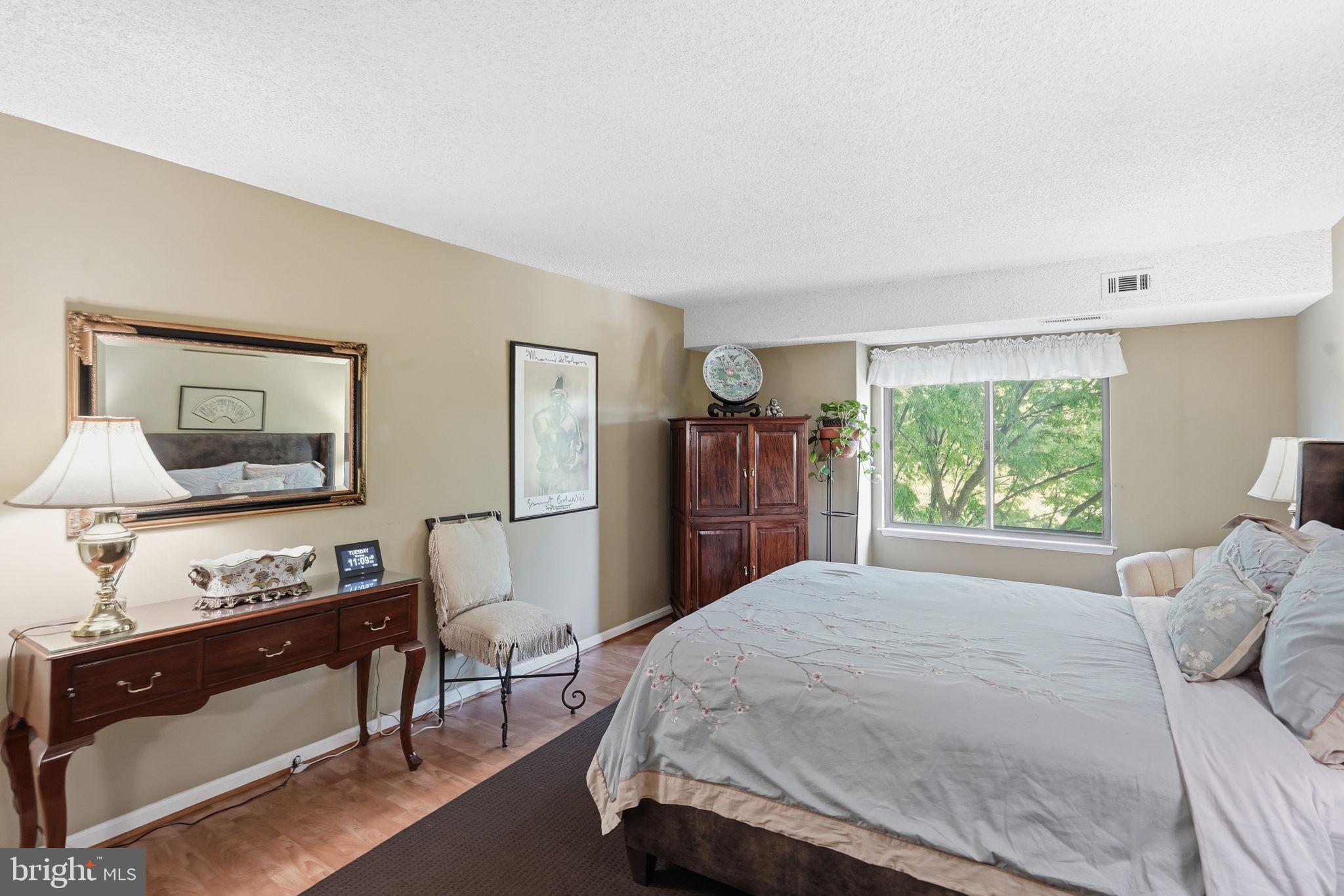 LAKESIDE PLAZA - Residential