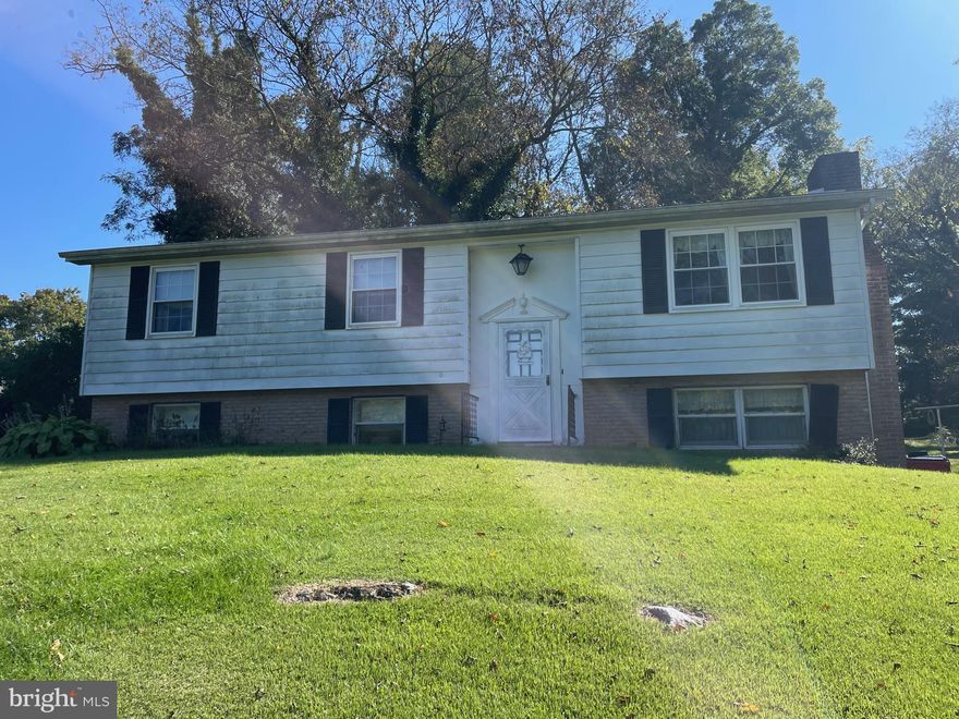 BEAUTIFUL HOME ON 1.38± ACRES IN BOONSBORO MD. This home features 3 bedrooms, 1 bathroom, kitchen, dining area, living room and family room.  This home sits on a quiet cul-de-sac. The lot is beautiful and full of mature trees. With 1.38± acres you will have plenty of space to let your imagination run wild. This property will be offered at auction on Thursday, November 2, 2023  @ 3:00pm.