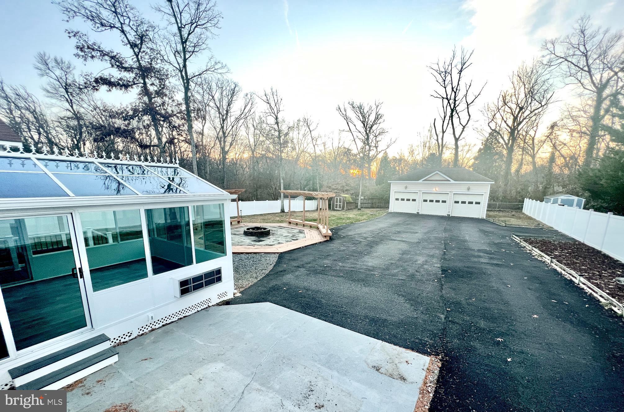 TALL OAKS - Residential