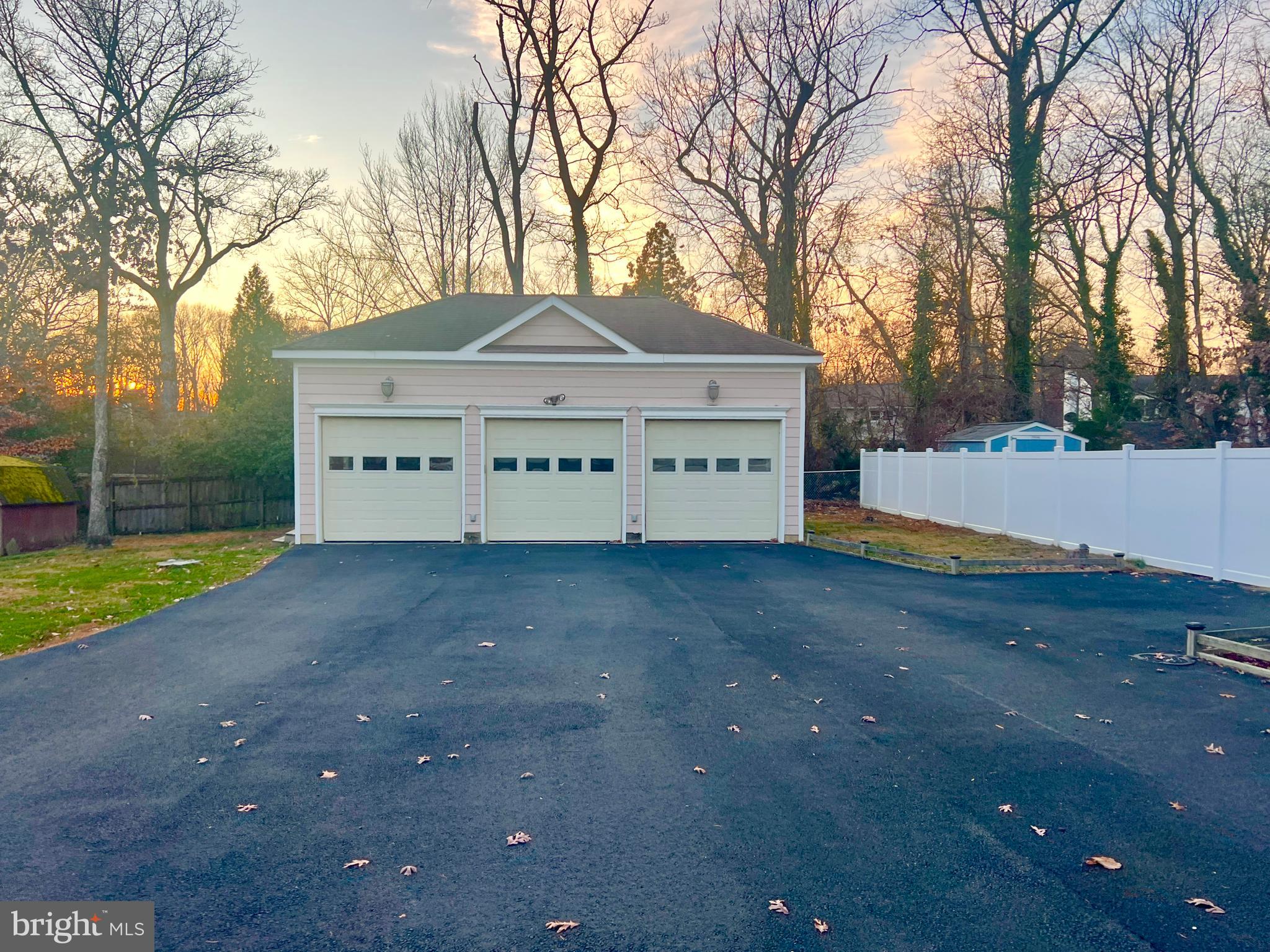 TALL OAKS - Residential