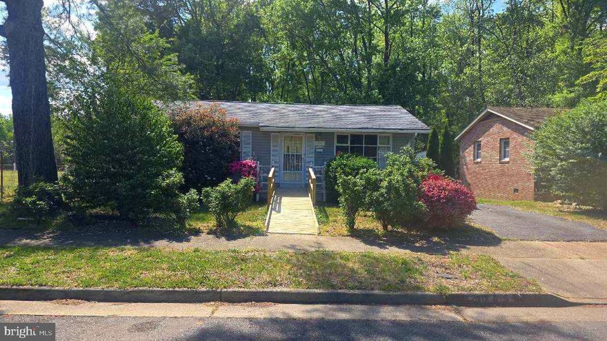 Super cute one level 3 bedroom 1 bath located in the city of Fredericksburg! Walk to Doris E Buffett aquatic center, downtown Fredericksburg and convenient to public transportation and VRE.  Perfect for a young family or retiree  with a relaxing front porch, level yard and sidewalks!