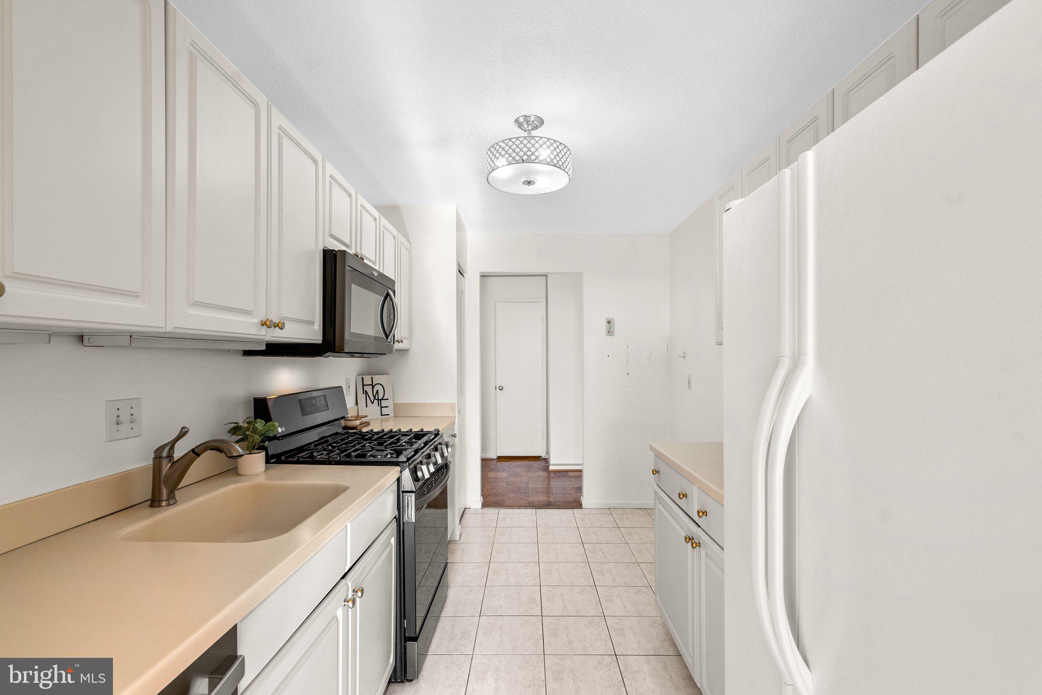 AMERICANA CENTRE - Residential Lease