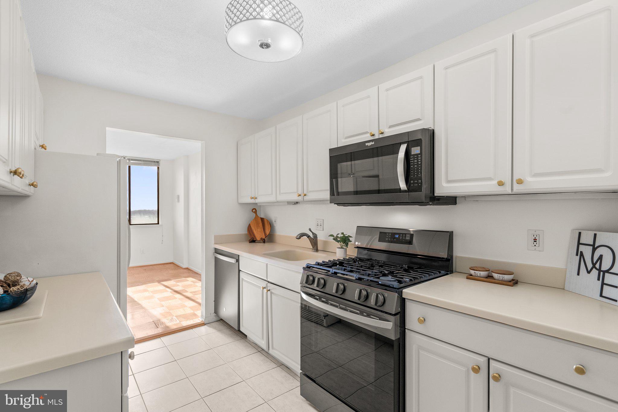 AMERICANA CENTRE - Residential Lease