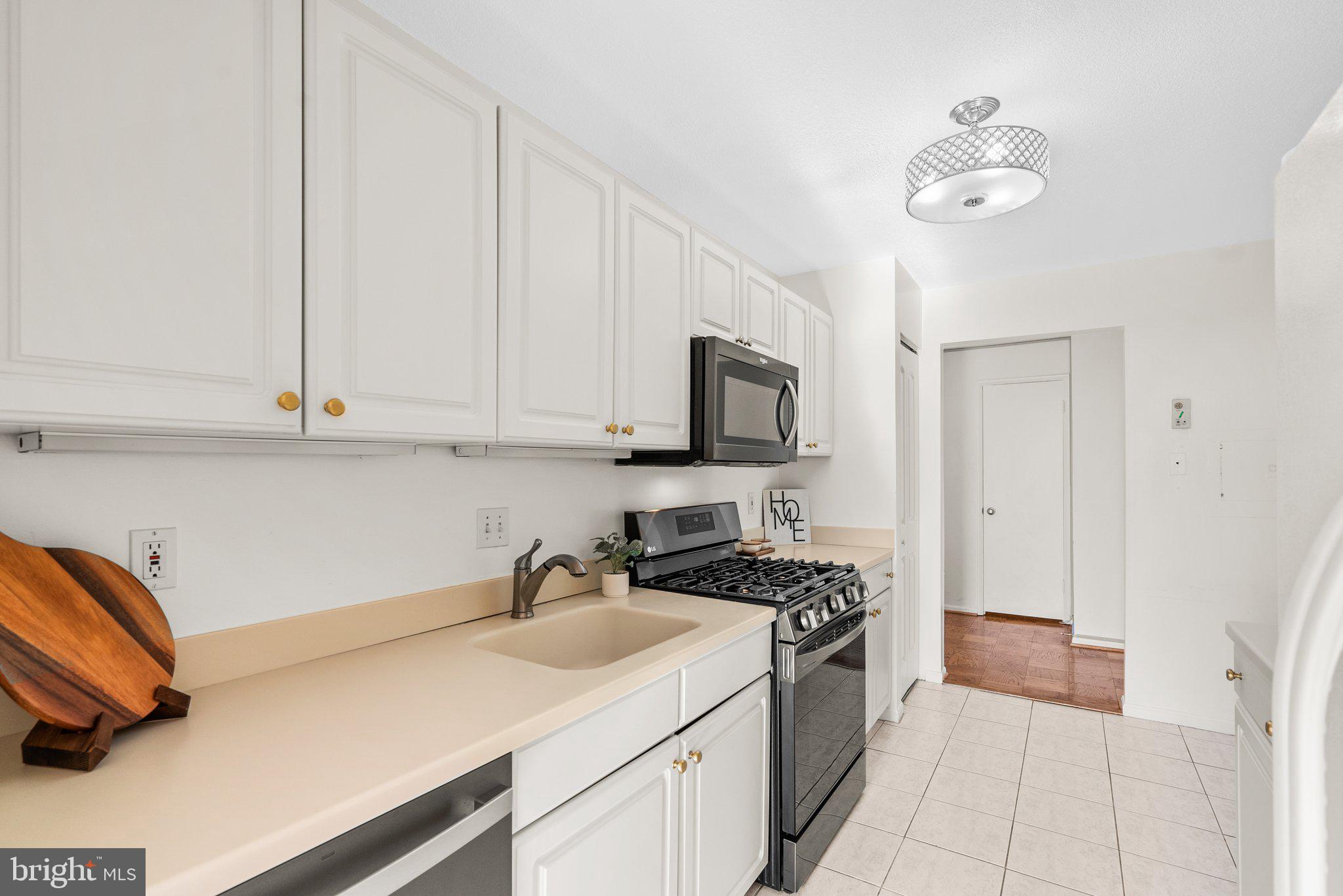 AMERICANA CENTRE - Residential Lease