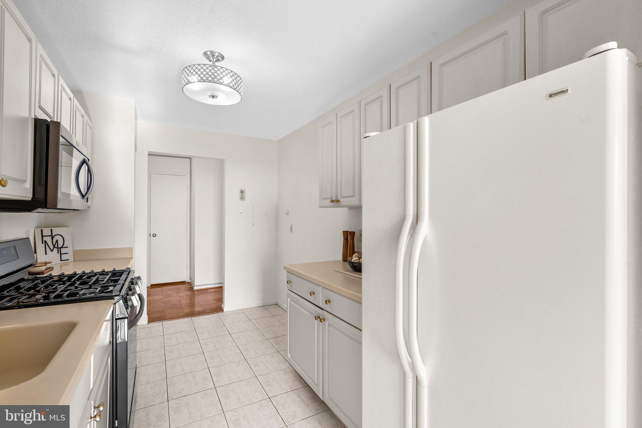 AMERICANA CENTRE - Residential Lease