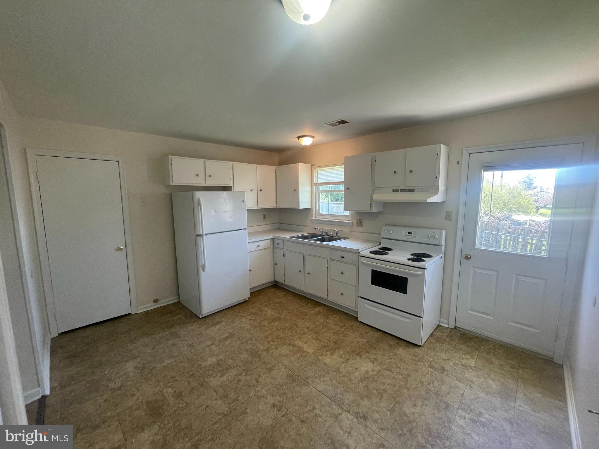 SURRY SQUARE - Residential Lease