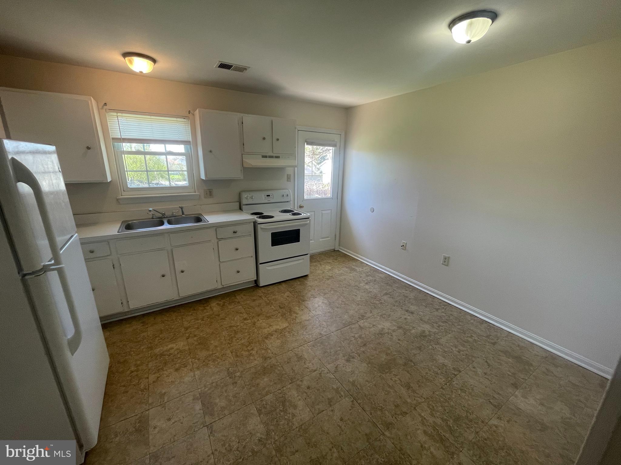 SURRY SQUARE - Residential Lease