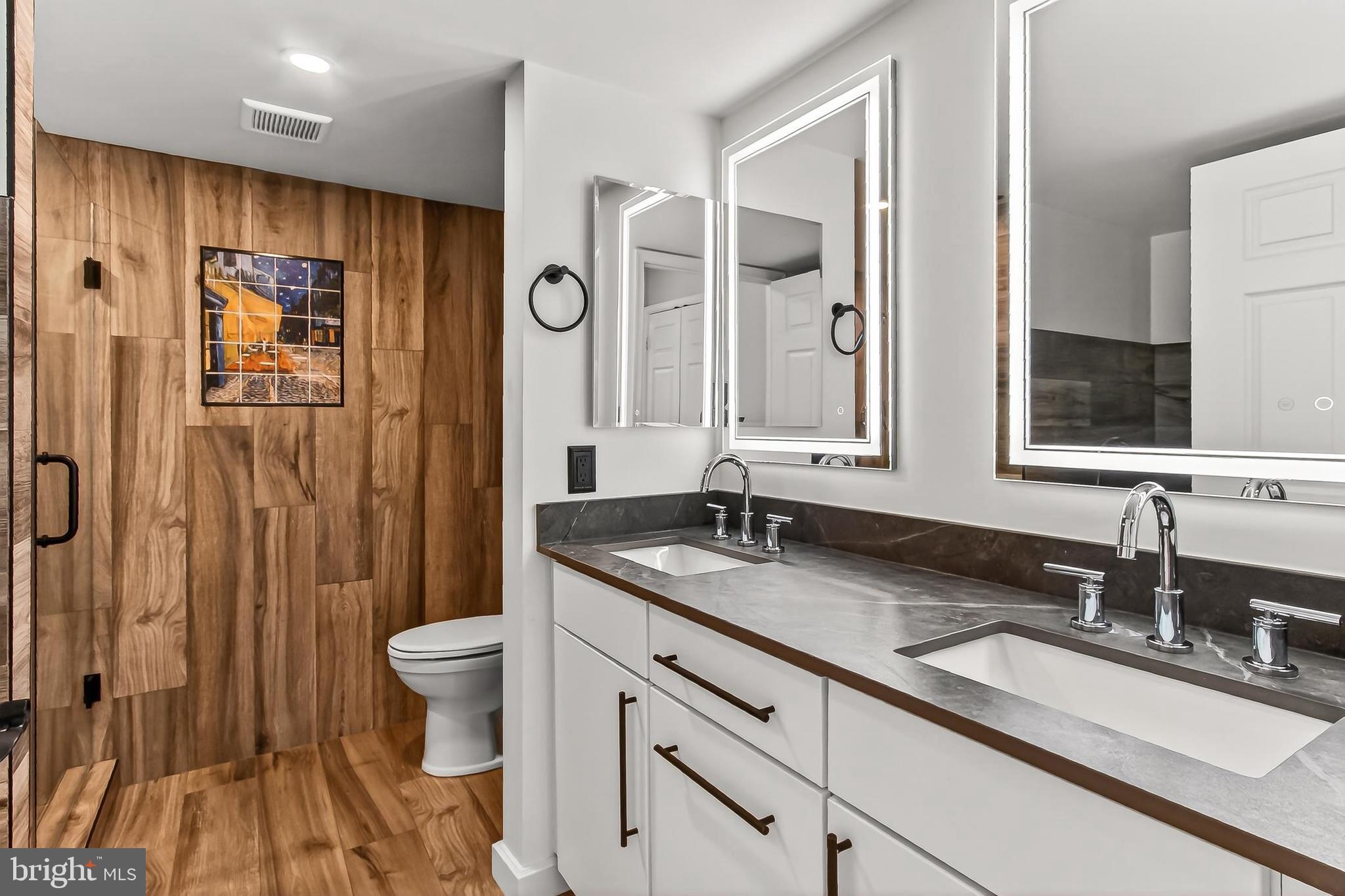 CARLYLE TOWERS - Residential