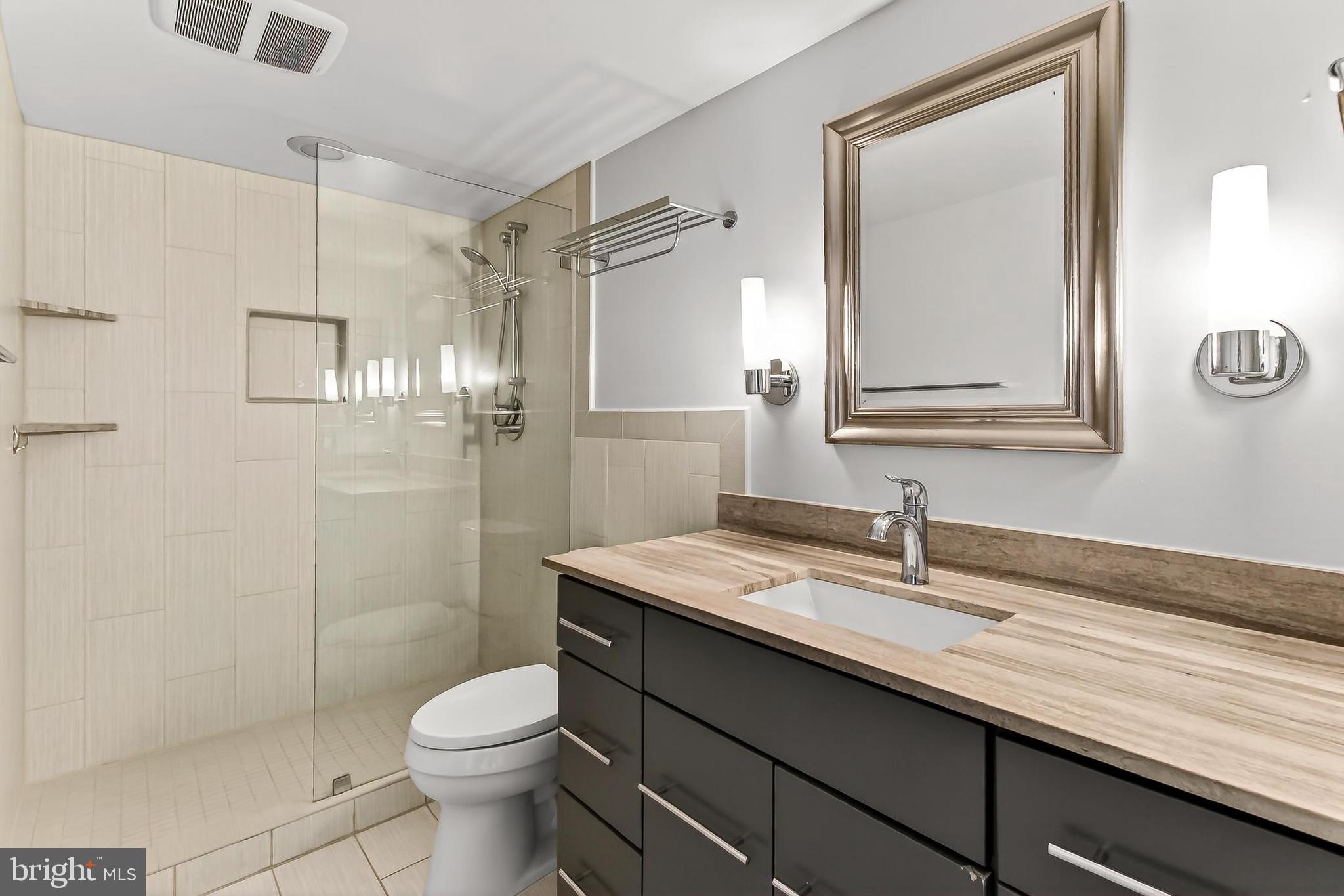 CARLYLE TOWERS - Residential