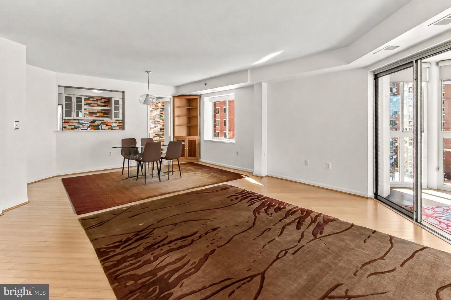 CARLYLE TOWERS - Residential