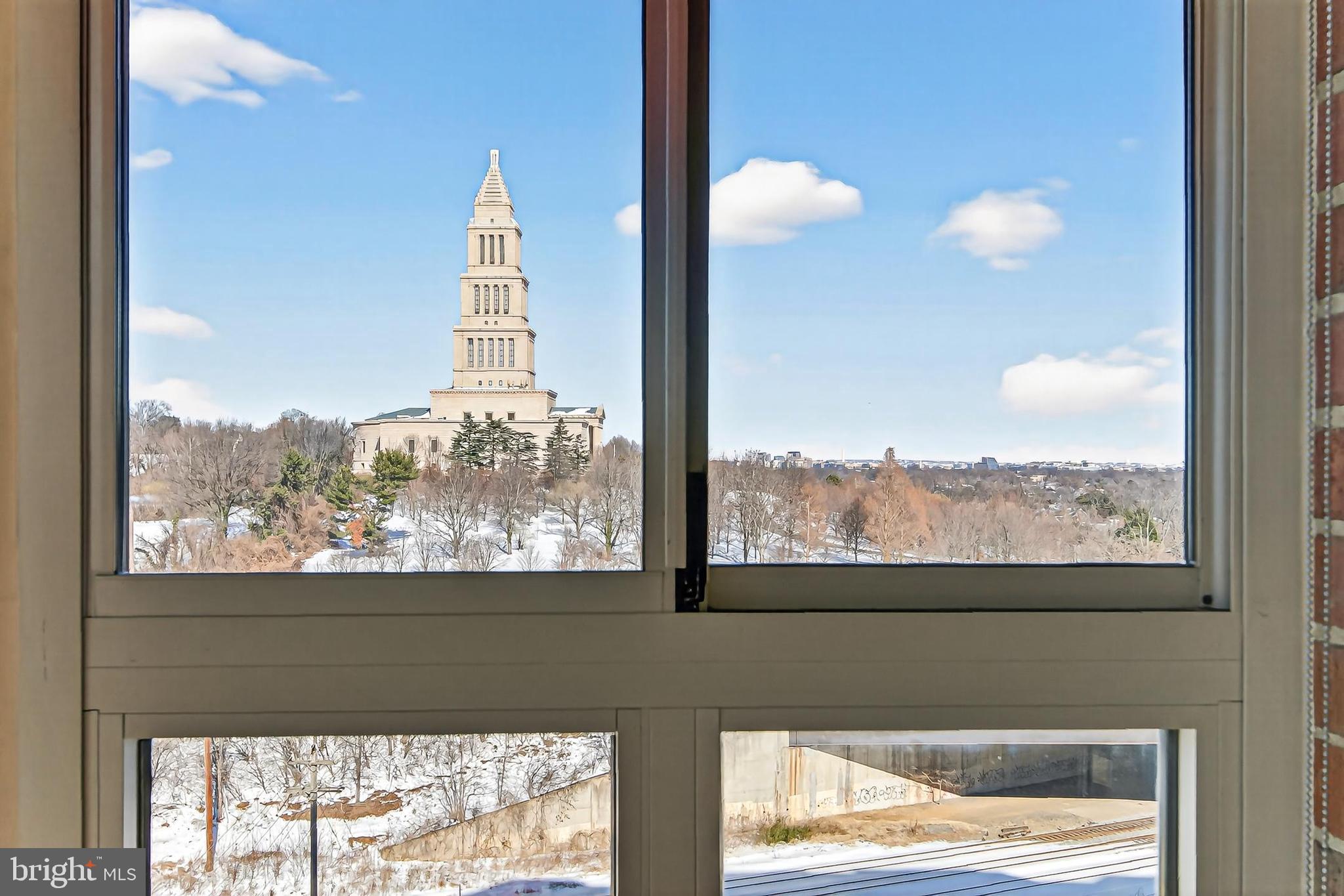 CARLYLE TOWERS - Residential