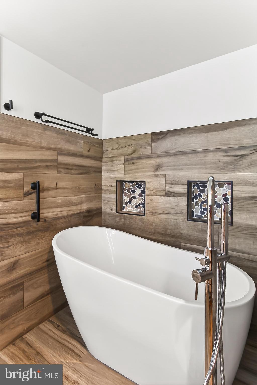 CARLYLE TOWERS - Residential