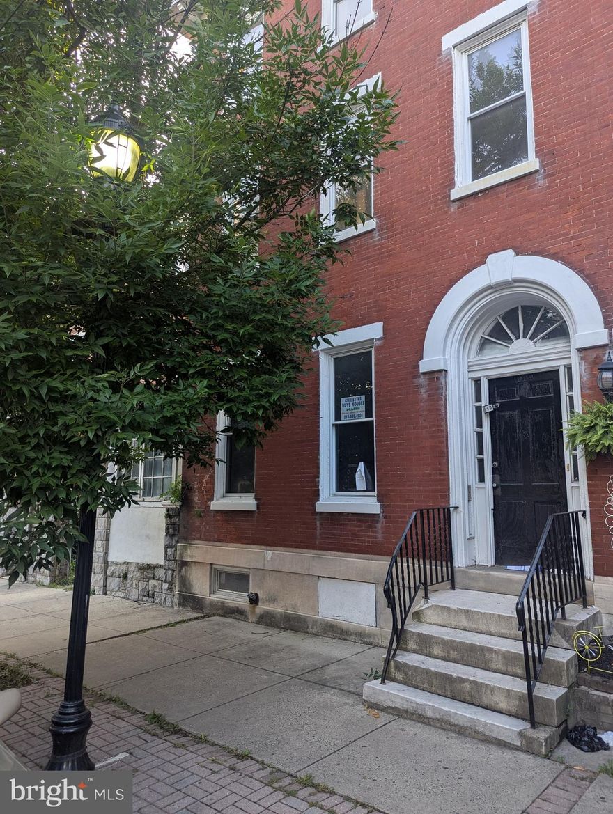 Triplex needing total renovation. Also was approved for 6 condos and commercial space. Has alley acess and offer street parking! Large side and rear yard for area.