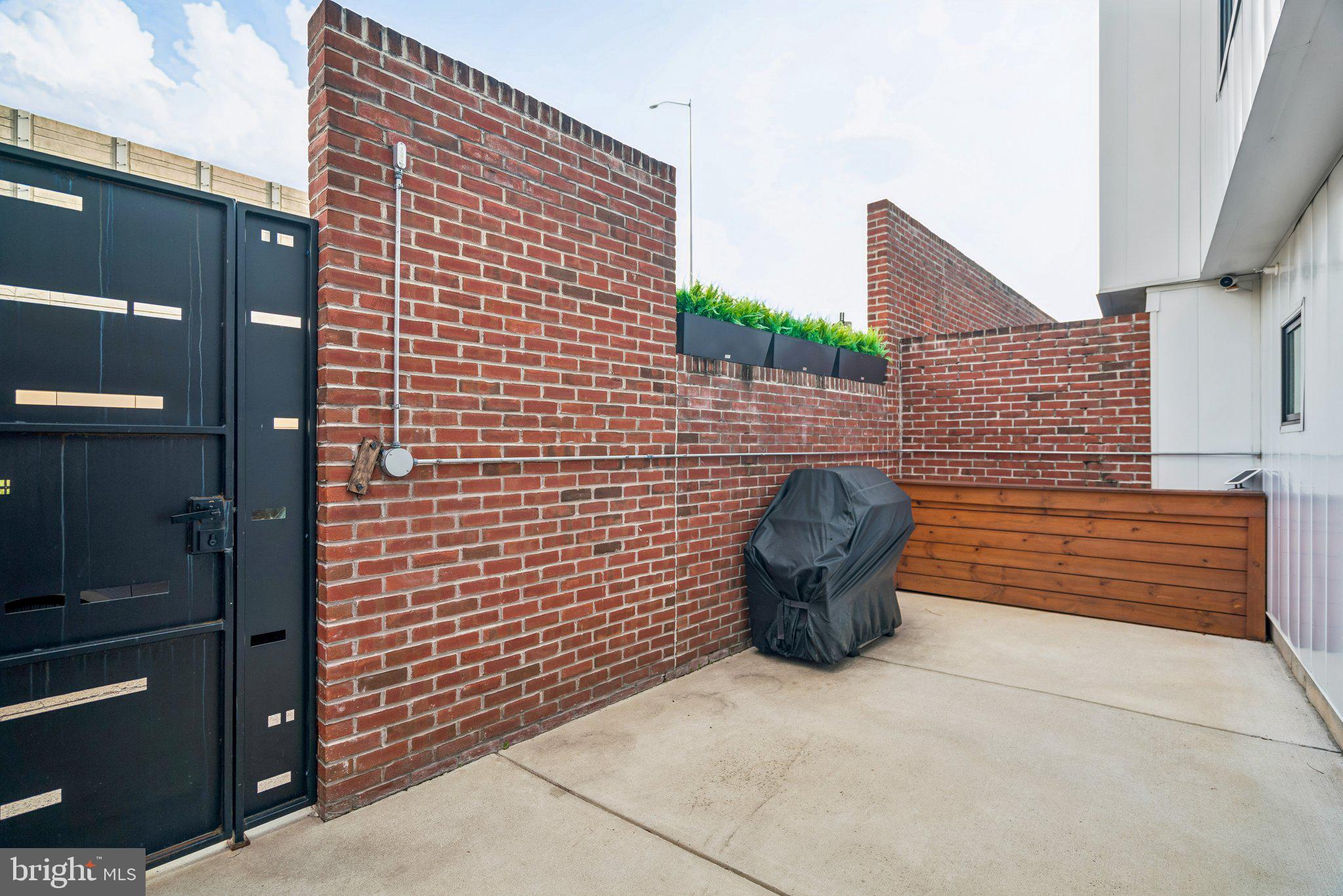 411 SALMON STREET