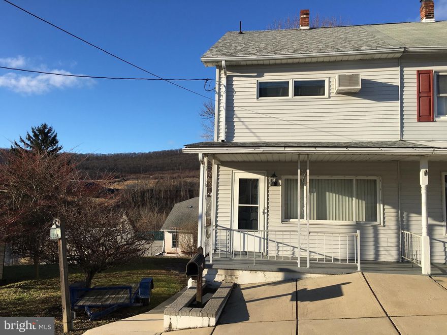 This nice  half double features 3 bedrooms, newer  bathroom,  main  floor laundry,  big eat in kitchen. Would make a great starter home or investment opportunity!