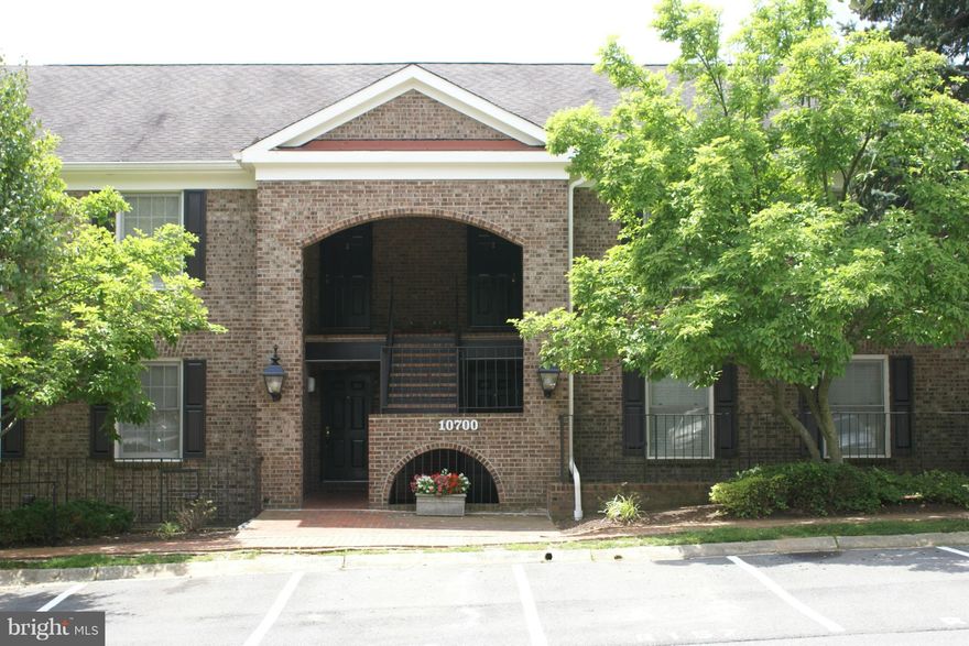 Pristine condo in excellent location!  Remodeled kitchen with stainless appliances and granite counter tops. Parking included. Close to Grosvenor metro, I270, downtown Bethesda, NIH,  Walter Reed. Community Pool and Tennis. Steps to Bethesda Trolley Trail. Available immediately. No Pets.