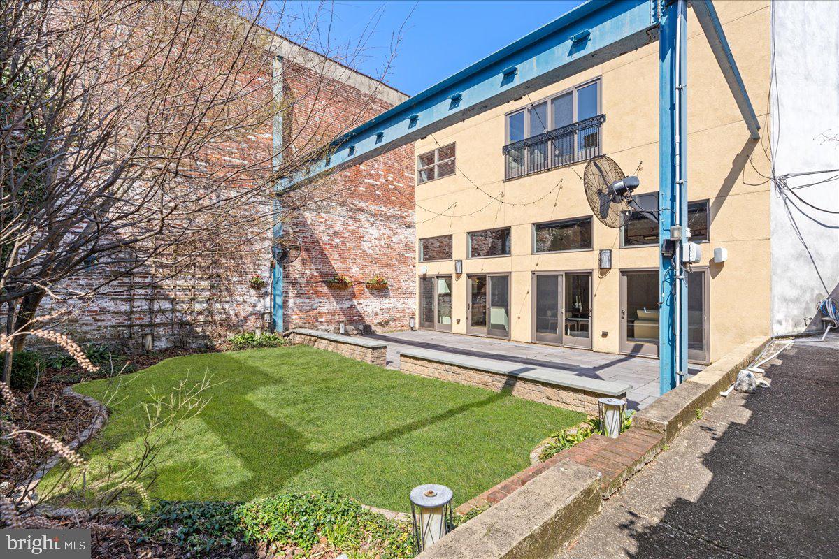 QUEEN VILLAGE - Residential