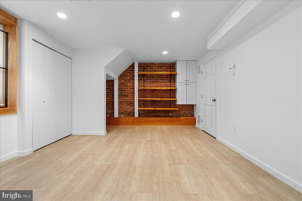 QUEEN VILLAGE - Residential