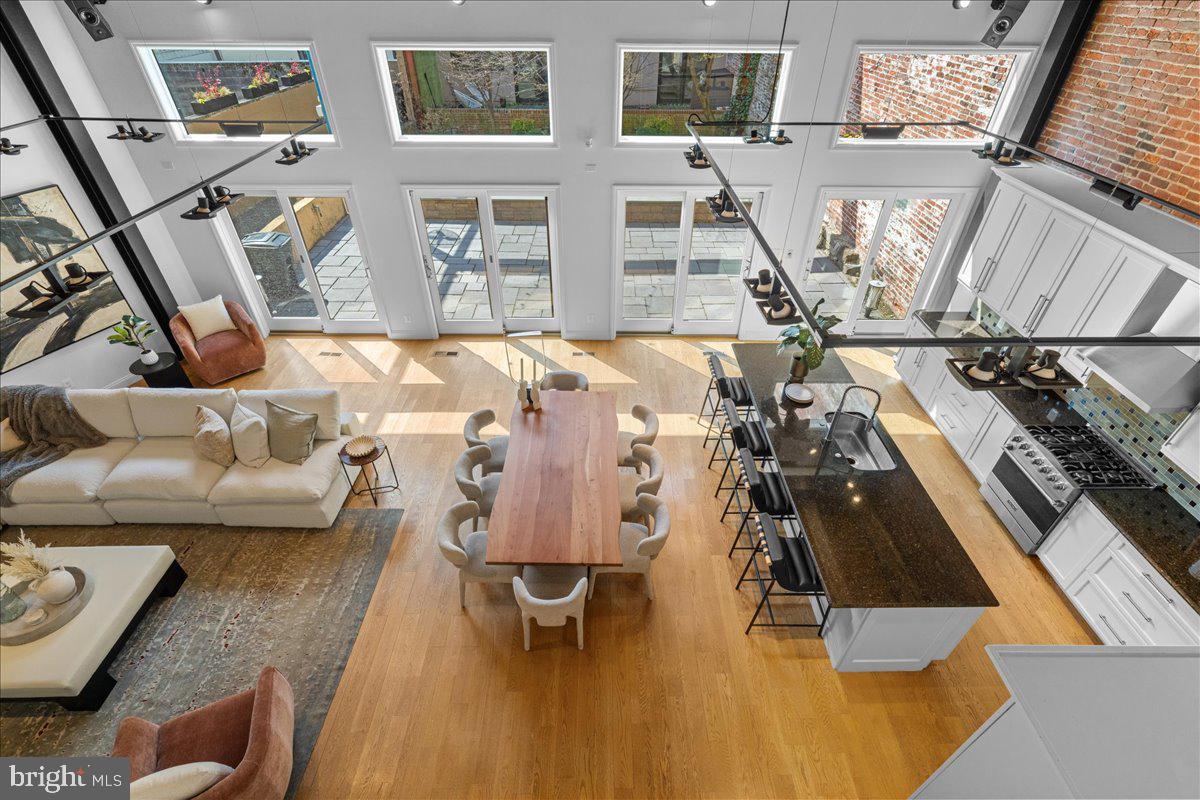 QUEEN VILLAGE - Residential