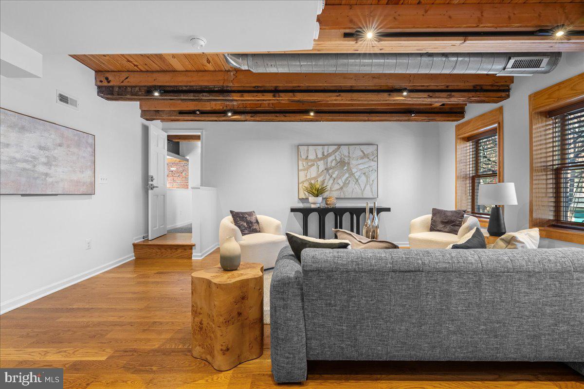 QUEEN VILLAGE - Residential