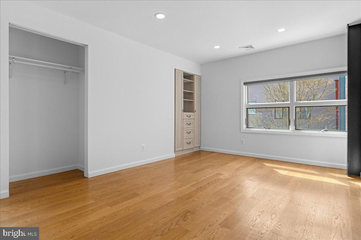 QUEEN VILLAGE - Residential