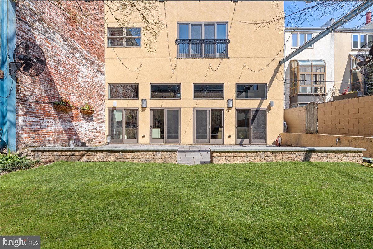 QUEEN VILLAGE - Residential