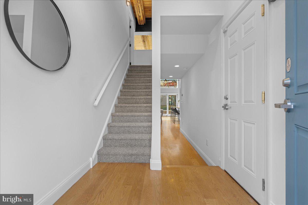 QUEEN VILLAGE - Residential