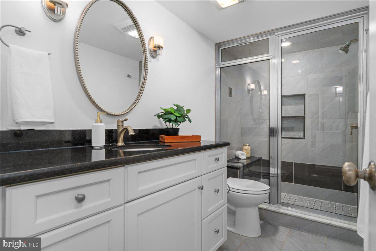 QUEEN VILLAGE - Residential