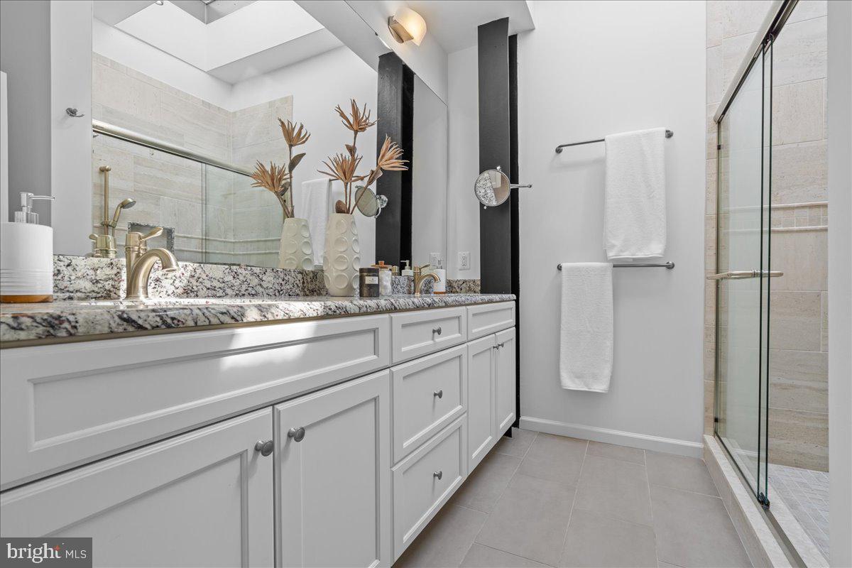 QUEEN VILLAGE - Residential