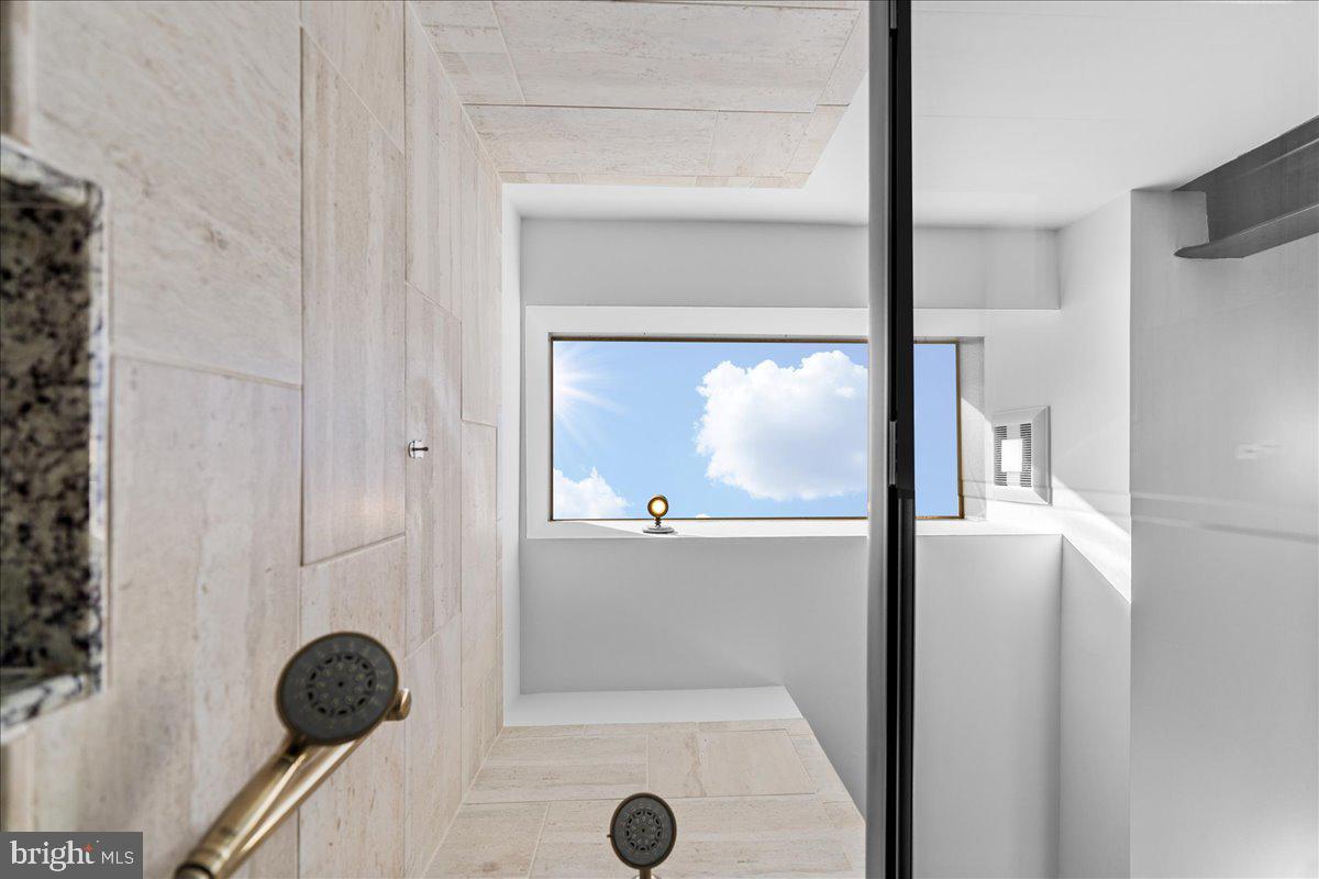 QUEEN VILLAGE - Residential