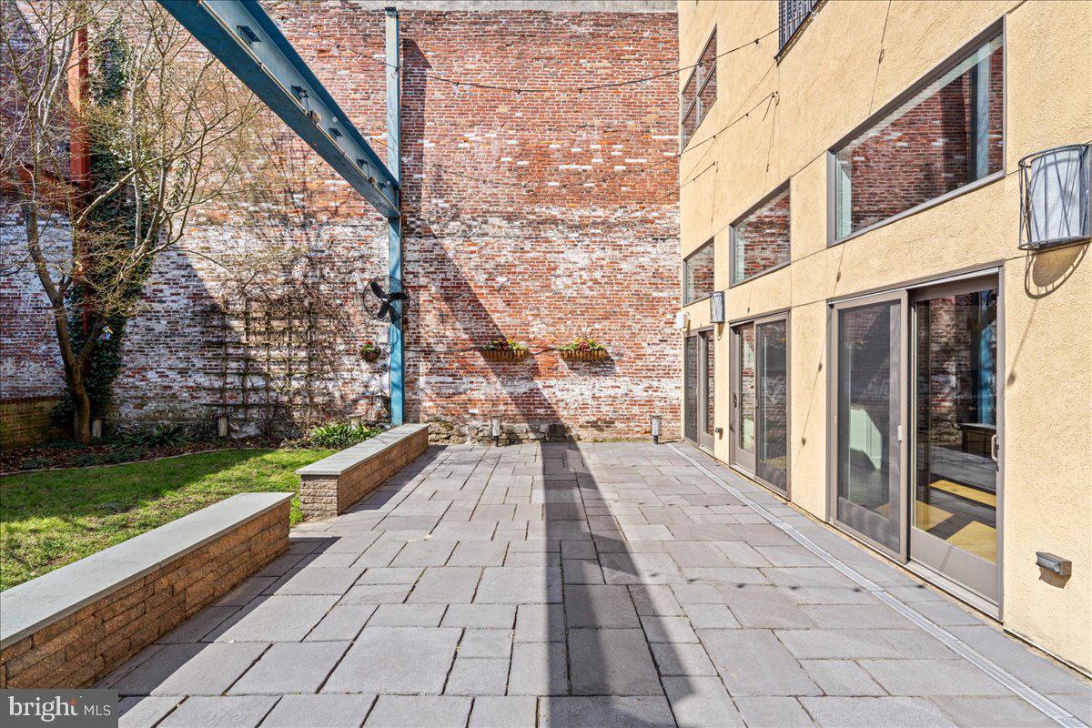 QUEEN VILLAGE - Residential