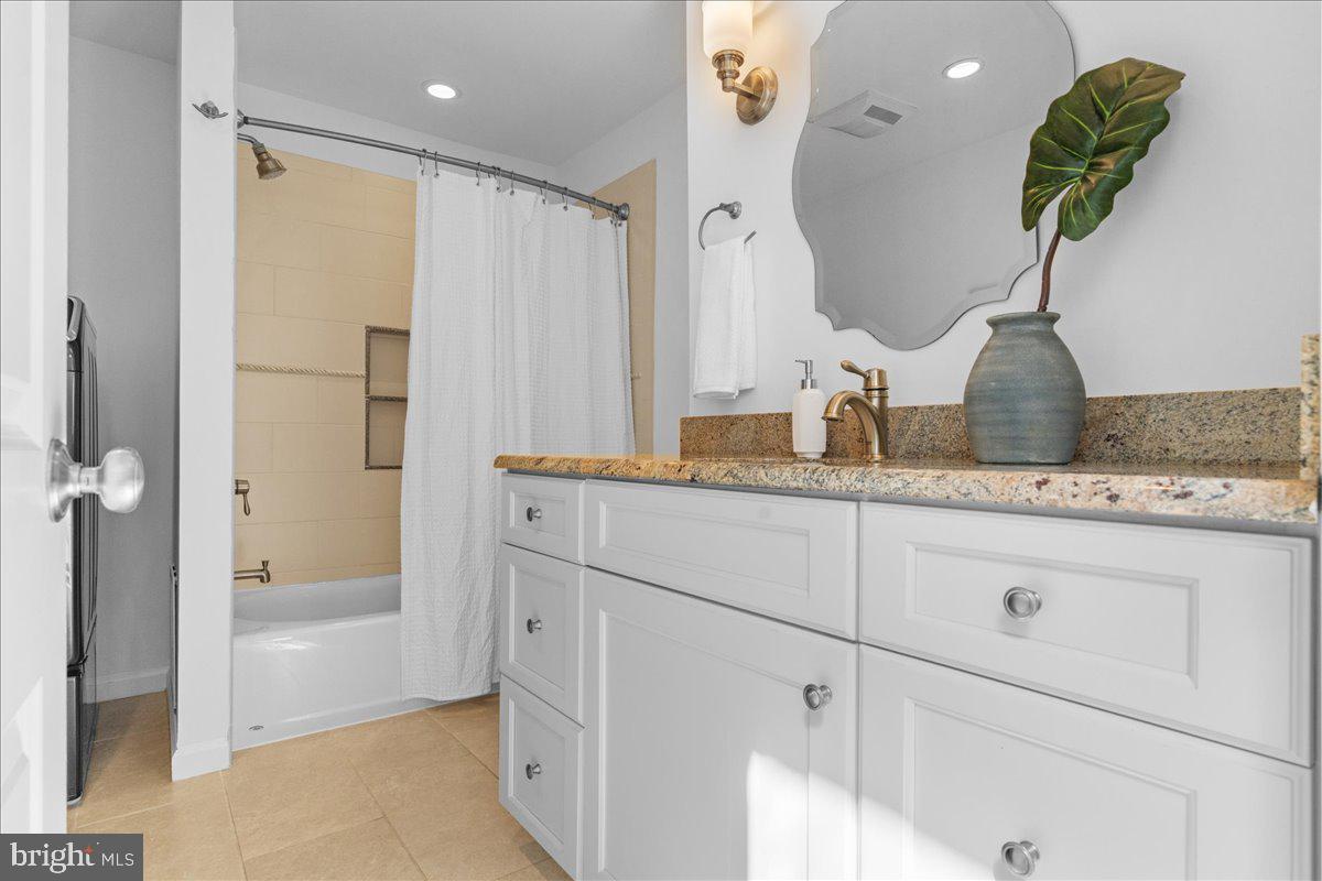 QUEEN VILLAGE - Residential