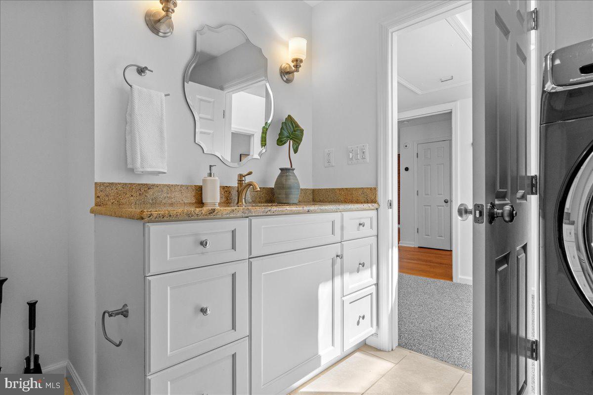 QUEEN VILLAGE - Residential