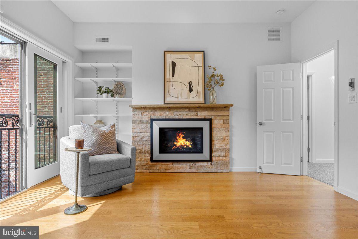 QUEEN VILLAGE - Residential