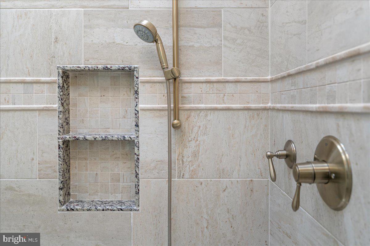 QUEEN VILLAGE - Residential