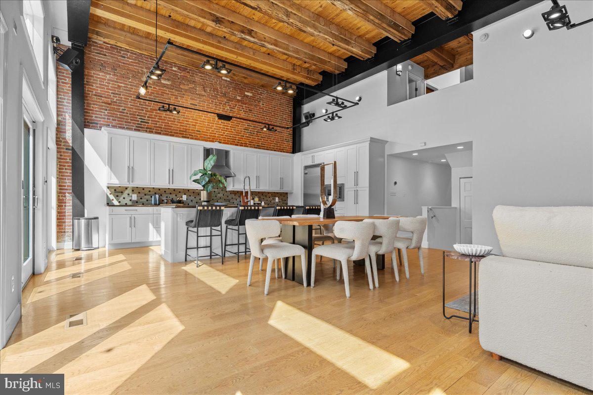 QUEEN VILLAGE - Residential