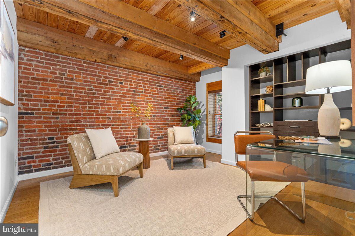 QUEEN VILLAGE - Residential