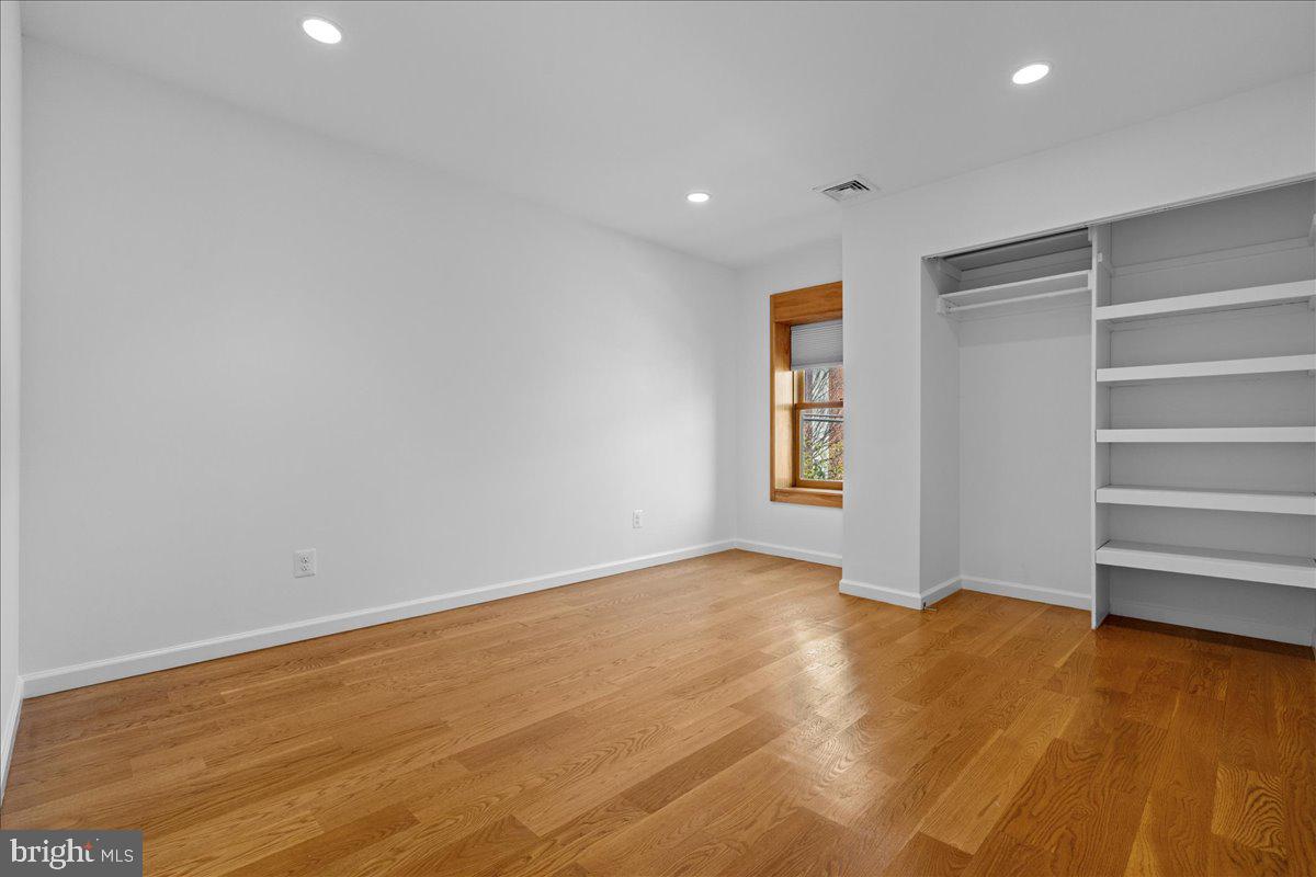 QUEEN VILLAGE - Residential