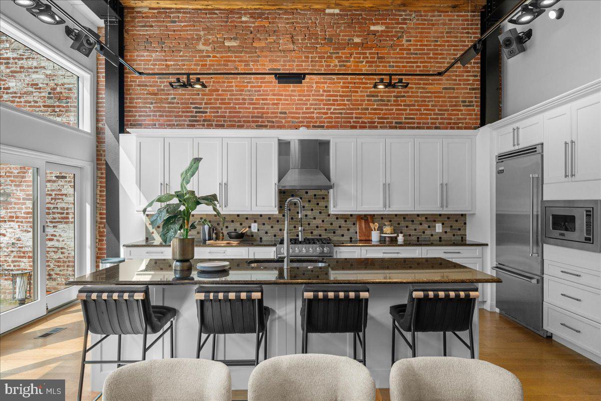 QUEEN VILLAGE - Residential