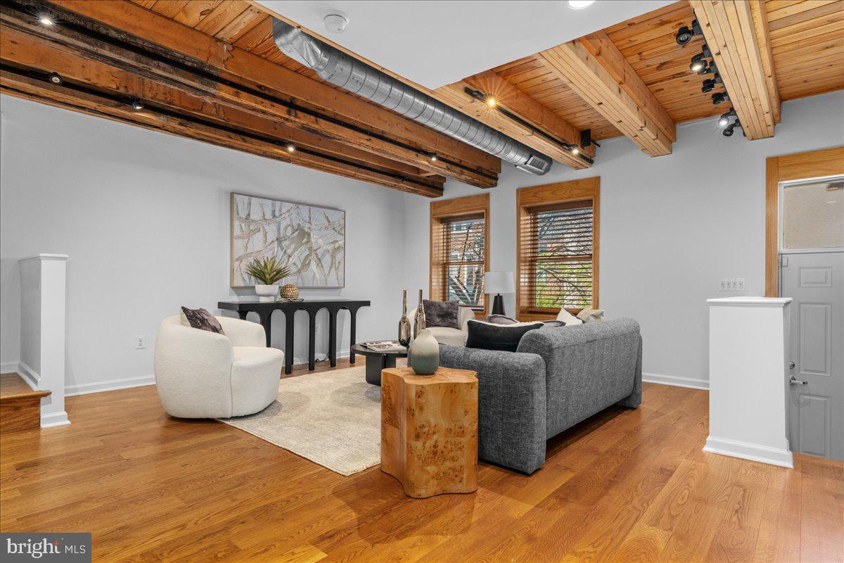 QUEEN VILLAGE - Residential