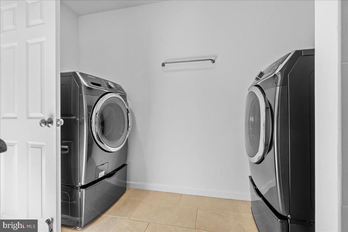 QUEEN VILLAGE - Residential