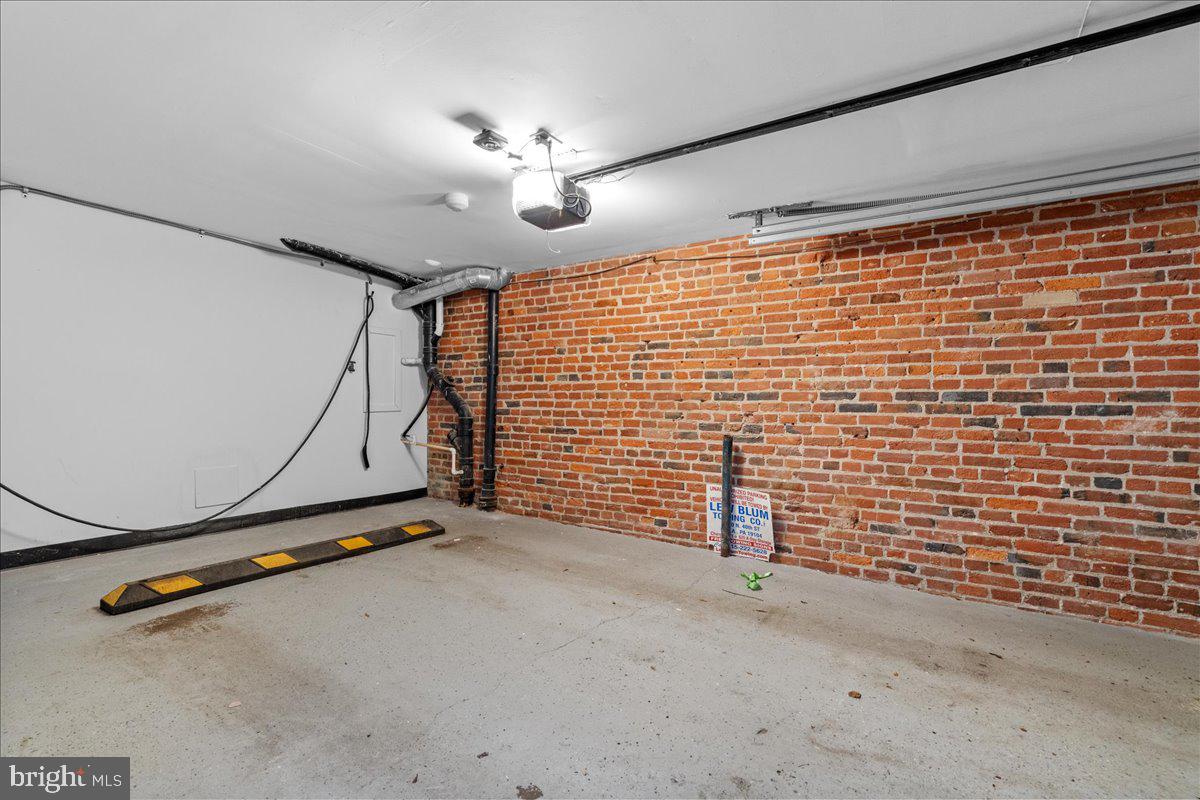 QUEEN VILLAGE - Residential