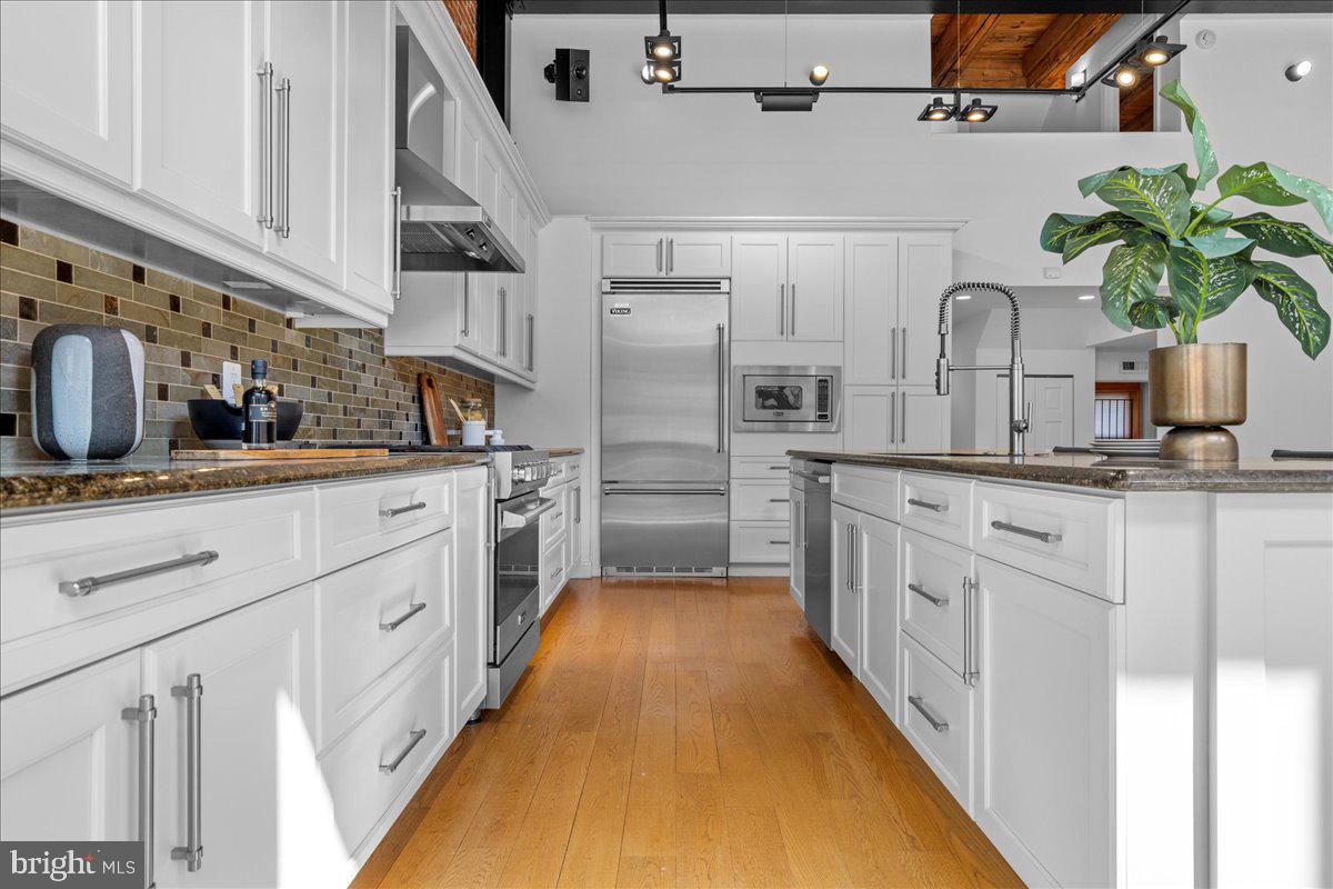 QUEEN VILLAGE - Residential