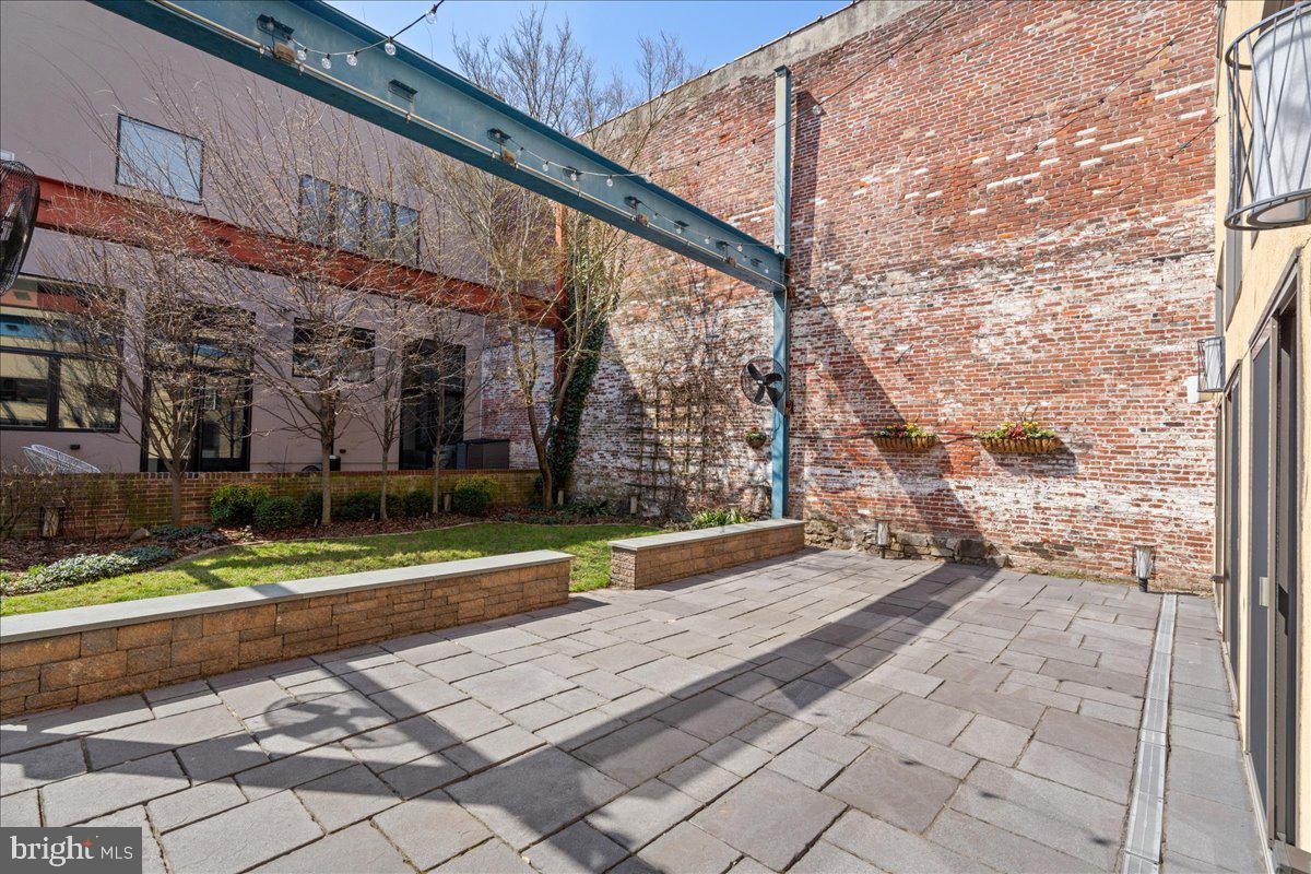 QUEEN VILLAGE - Residential